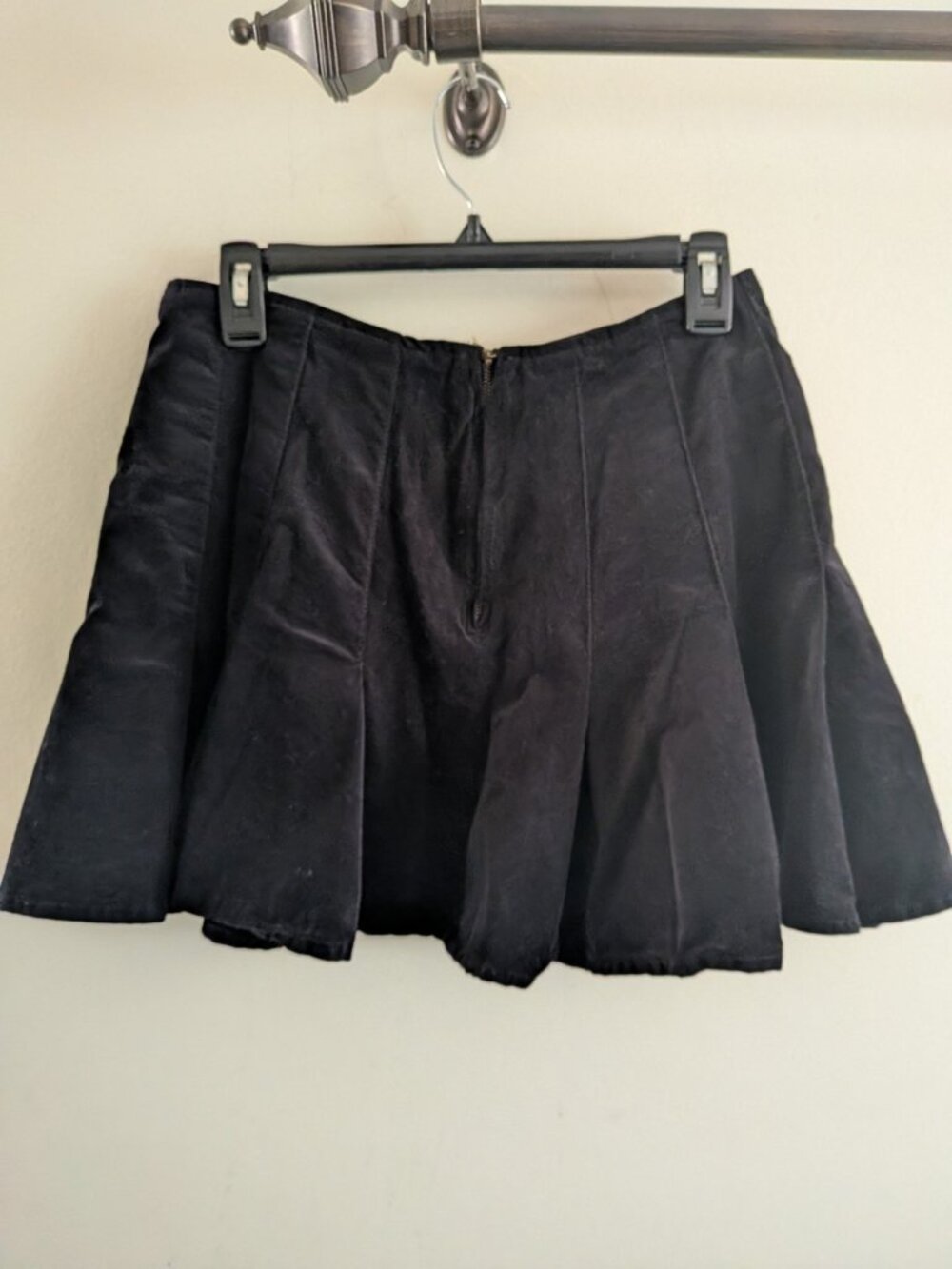 Forever 21 Womens Black Velvet Pleated Mini Skirt Medium Back Zip A-Line Y2K